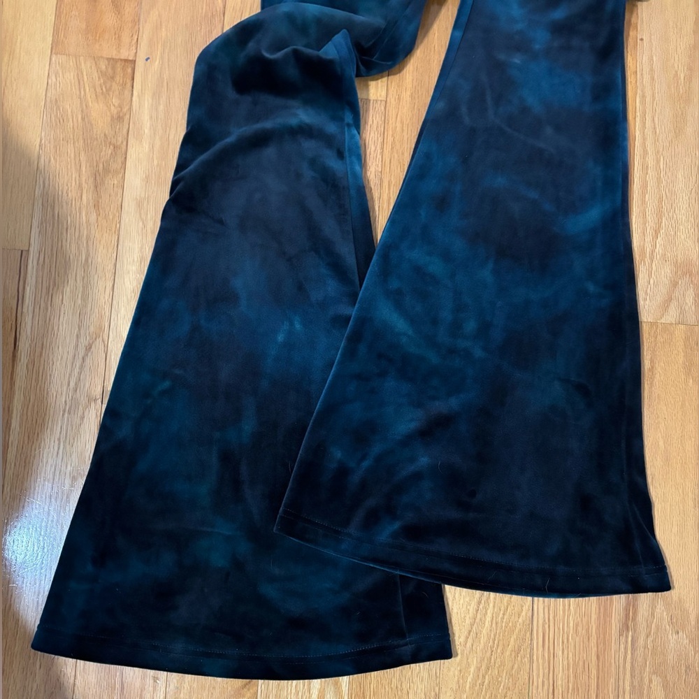 🌺Jessica Simpson Black and Green Tie Dye REESE Flare Velvet pants - Picture 4 of 7